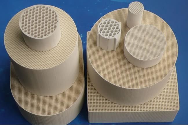 300 Cpsiの陶磁器の触媒フィルター触媒コンバーターの蜜蜂の巣101.6mm